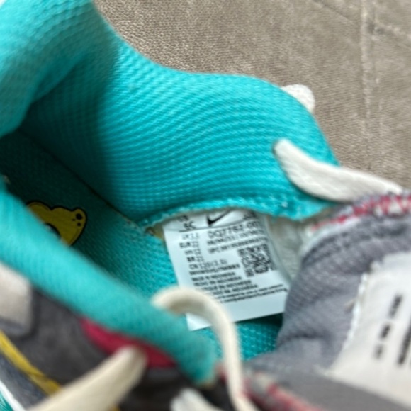 Nike Gray and White Sneakers for Everyday Comfort - Picture 10 of 10